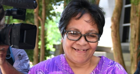 Maria Elvira Pinto Exposto, arrêtée en décembre 2014 à l'aéroport de Kuala Lumpur avec 1,1 kilogramme de méthamphétamine, quitte le tribunal de Putrajaya après avoir remporté son appel, le 26 novembre 2019 en Malaisie.