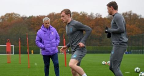José Mourinho, fraîchement nommé à Tottenham, supervise une séance d'entraînement de ses joueurs au centre d'Enfield au nord de Londres, le 25 novembre 2019.