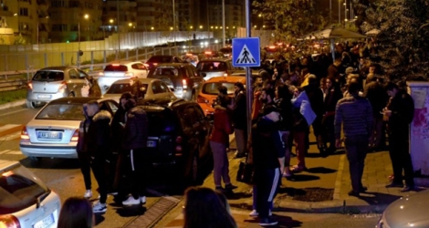 Des habitants se sont rassemblés dans la rue à Tirana après un séisme en Albanie, le 26 novembre 2019.