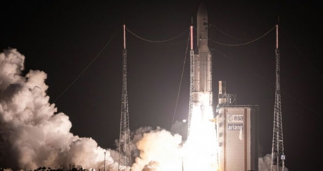 Décollage d'une fusée Ariane V du centre spatial européen, le 26 novembre 2019 à Kourou, en Guyane française.