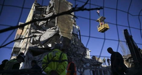 Des équipes de secours recherchent des survivants dans les décombres d'un immeuble effondré lors d'un séisme, le 27 novembre 2019 à Thumane, en Albanie.