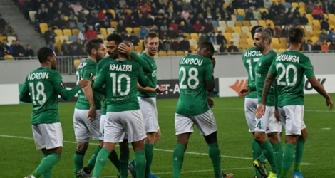 Le milieu de terrain stéphanois Wahbi Khazri célèbre un but avec ses coéquipiers, contre les Ukrainiens d'Olexandriya en Ligue Europa, le 7 novembre 2019, à Lviv.