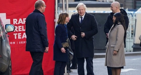 Le Premier ministre Boris Johnson(c) et la ministre de l'Intérieur Priti Patel (d) sur les lieux de l'attentat au London Bridge, le 30 novembre 2019.