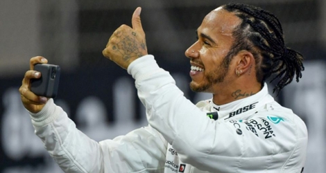 Le pilote britannique de Mercedes Lewis Hamilton salue des fans après avoir retrouvé la pole position à Abou Dhabi, le 30 novembre 2019.