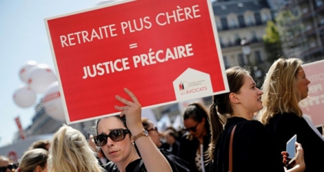 Une avocate dans une manifestation contre la réforme des retraites, à Paris, le 16 septembre 2019.