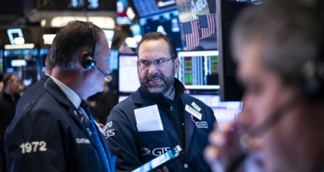 La Bourse de New York reculait lundi en début de séance après avoir ouvert en hausse, lors de la première séance de décembre, les investisseurs se montrant inquiets sur la politique commerciale des Etats-Unis.