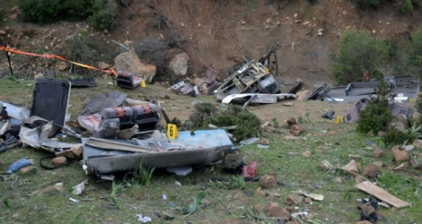 Les débris d'un autobus transportant des touristes tunisiens après sa chute dans un ravin, le 1er décembre 2019 dans la région d'Aïn Snoussi (nord).