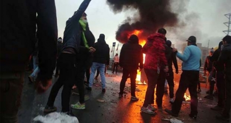 Des manifestants se rassemblent autour d'un feu à Téhéran en Iran, le 16 novembre 2019.