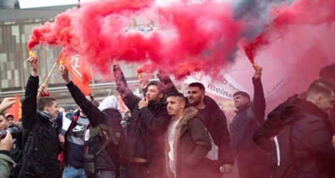 Des ouvriers de Thyssenkrupp manifestent devant le siège de sa branche acier à Duisburg, en Allemagne, le 3 décembre 2019.