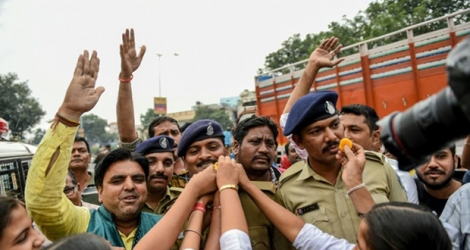 Des étudiants offrent des friandises aux policiers et les félicitent après la mort des quatre suspects dans l'affaire du viol collectif à Shadnagar près d'Hyderabad, le 6 décembre 2019.