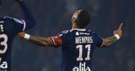 Memphis Depay célèbre son doublé lors de la victoire 4-0 de Lyon le 6 décembre 2019 à Nîmes.