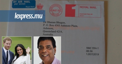 L’enveloppe contenant la lettre écrite par le couple royal britannique Harry et Meghan, le duc et la duchesse de Sussex, pour féliciter Dharam Bhugun.
