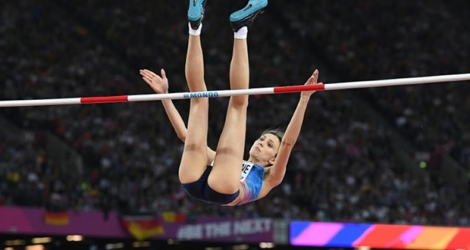 La Russe Maria Lasitskene à la hauteur, sous drapeau neutre, lors du Mondial d'athlétisme, le 12 août 2017 à Londres.