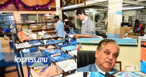 Les colis transitant ce mois de décembre par la poste centrale. En médaillon, Giandev Moteea, directeur général de Mauritius Post.