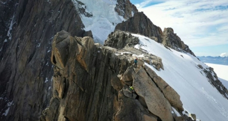Vue aérienne du 18 septembre 2019 montrant des alpinistes escaladant la Pointe Lachenal sur le Mont Blanc à Chamonix.