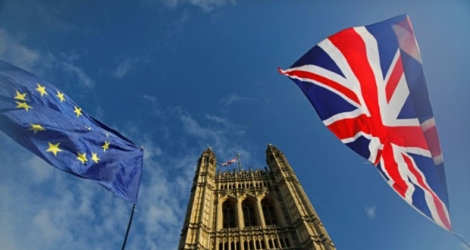 Des drapeaux européen et du Royaume-uni devant le palais de Westminster, siège du Parlement britannique, à Londres le 17 octobre 2019.