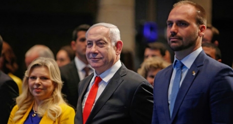 Le député brésilien Eduardo Bolsonaro (droite), fils du président brésilien Jair Bolsonaro, le Premier ministre israélien Benjamin Netanyahu et sa femme Sara Netanyahu, lors de l'ouverture d'un bureau économique brésilien à Jérusalem, le 15 décembre 2019.