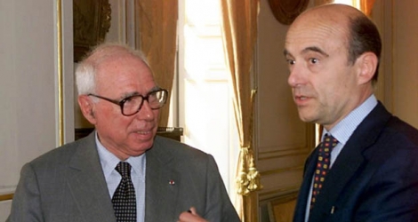Félix Rohatyn (à gauche), alors ambassadeur des Etats-Unis en France, reçu par le maire de Bordeaux Alain Juppé le 13 mars 2000.