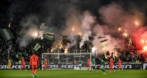 Les supporters stéphanois allument des fumigènes et des feux d'artifices lors de la défaite devant le PSG à Geoffroy-Guichard, le 15 décembre 2019.