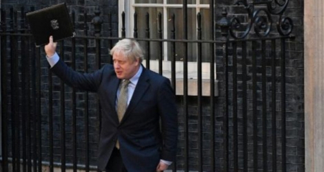 Le Premier ministre britannique Boris Johnson salue la foule devant le 10 Downing Street le 13 décembre au lendemain de sa victoire aux législatives.