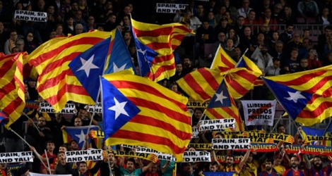 Des supporters du FC Barcelone agitent des drapeaux pour l'indépendance de la Catalogne, le 5 novembre 2019 dans le stade Camp Nou à Barcelone.