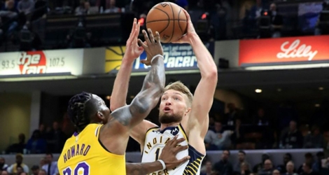 Domantas Sabonis (d) des Indiana Pacers tente de marquer face à Dwight Howard des Los Angeles Lakers, en NBA, le 17 déembre 2019 à Indianapolis.