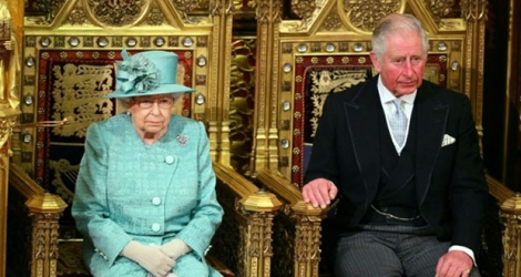 La reine Elizabeth II et son fils, le prince Charles, dans la Chambre des Lords du parlement britannique, le 19 décembre 2019 à Londres.