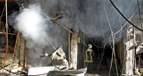 De la fumée s'échappe d'un batiment de Maarat al-Noomane en Syrie, après un bombardement, le 20 décembre 2019.