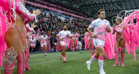 Des danseuses roses pour la sortie des joueurs du Stade Français avant le derby francilien contre le Racing Paris 92 à Paris, le 10 novembre 2019.