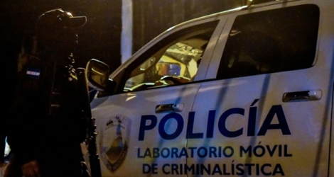 Un véhicule de la police scientifique à la prison de Tela, au Honduras, où une fusillade meurtrière s'est déroulée, le 21 décembre 2019.