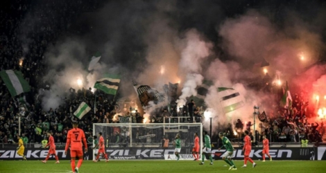 Les supporteurs de Saint-Etienne allument des fumigènes lors du match contre le PSG, le 15 décembre 2019 à Geoffroy-Guichard.