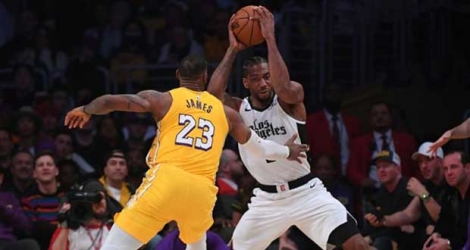 Kawhi Leonard des Los Angeles Clippers (d) à la lutte avec LeBron James des Los Angeles Lakers, en NBA au Staples Center, le 25 décembre 2019.