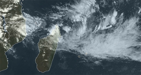 Images satellites de la perturbation tropicale évoluant dans les parages de Madagascar et d'Agalega.