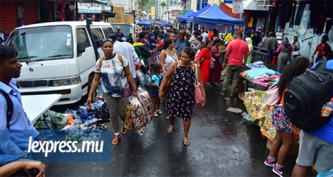 Jusqu’à dimanche, alors que le pays était en classe 2, les Mauriciens continuaient à faire du shopping dans la capitale. Mais l’alerte 3 a tout chamboulé.