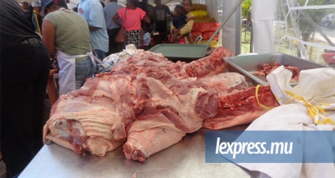 Les stands de viande de porc (ci-dessus) et de bœuf (ci-dessous) ont été pris d’assaut par les Rodriguais, hier, au marché de Port-Mathurin.
