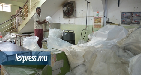 La production de sacs d’emballage en plastique a la vie dure à Maurice, où le plastique à usage unique n’est pas encore banni.