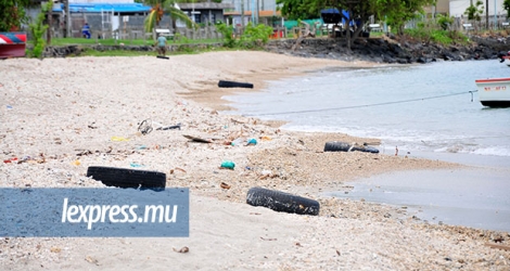 Les plages et les cours d’eau ne sont pas épargnés par les déchets.