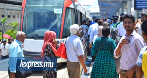 La MECard ainsi que le Bus Pass seront nécessaires pour que les élèves puissent voyager gratuitement à bord du tram. 