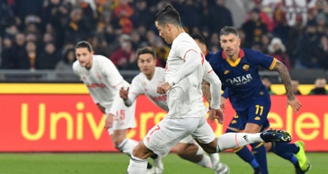 L'attaquant portugais de la Juventus Cristiano Ronaldo marque un penalty sur le terrain de l'AS Rome, le 12 janvier 2020 au stade Olympique.