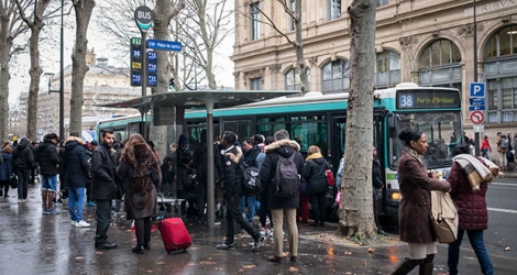«Les collègues sont à bout de nerfs, c'est des insultes tous les jours», témoigne, mâchoires serrées, un jeune conducteur de bus parisien, non gréviste, après six semaines d'hostilités de la part de collègues en grève contre la réforme des retraites vivement contestée en France.