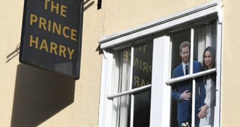Des effigies du prince Harry et de Meghan à la fenêtre d'un pub à Windsor à l'ouest de Londres, le 9 janvier 2020.