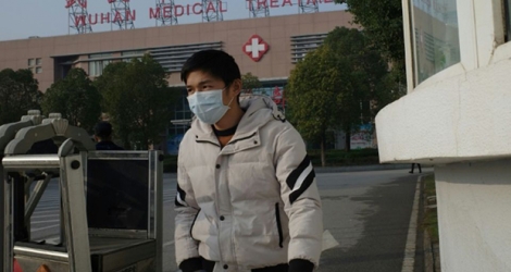 Un homme quitte le centre de médical de Wuhan le 12 janvier 2020, où des centaines de patients sont contaminés par un mystérieux virus et deux sont déjà morts.