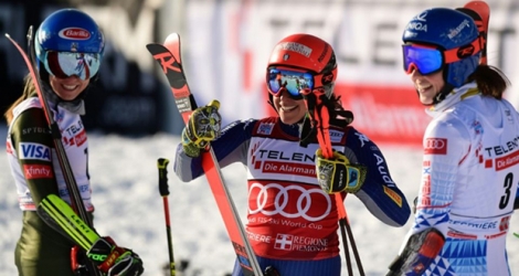 L'Italienne Federica Brignone, au centre, et la Slovaque Petra Vlhova (d) sur la haute marche du podium devant l'Américaine au slalom géant de Sestrières, le 18 janvier 2020.
