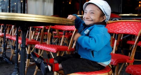 Khagendra Thapa Magar, considéré comme l'homme le plus petit du monde, à Paris en octobre 2011. 