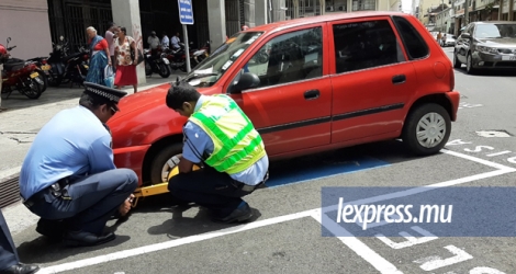 Le ministère de la Sécurité sociale, la NTA ainsi que la police ont arpenté les rues de Port-Louis ce lundi à l’affût de ceux qui ne respectent pas la loi relative au parking pour personnes handicapées. 