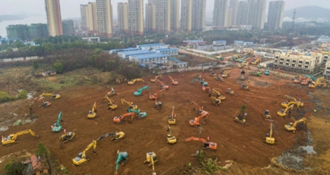Vue aérienne du chantier de construction d'un hôpital destiné à accuellir d'ici 10 jours les patients infectés par le nouveau coronavirus, le 24 janvier 2020 à Wuhan, en Chine.