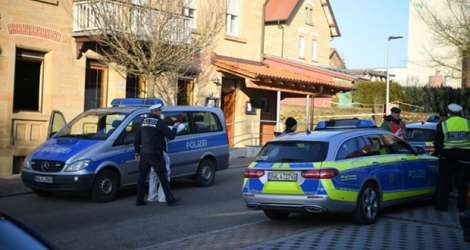 Des policiers allemands près de la maison où une fusillade a eu lieu, le 24 janvier 2020 à Rot am See (sud-ouest de l'Allemagne).