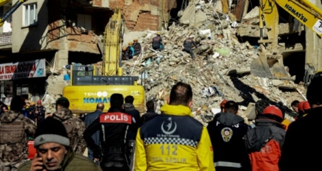 Des équipes de secours recherchent des survivants dans les décombres d'un immeuble après un puissant séisme à Elazig, le 25 janvier 2020 en Turquie Photo Ilyas AKENGIN. AFP