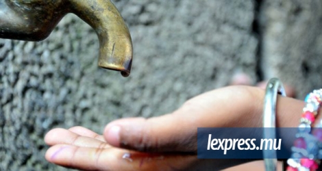 [Photo illustration]  Les robinets sont à sec et malgré les nombreux appels à la Central Water Authority (CWA), la situation ne s'est pas améliorée.