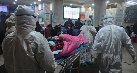 Du personnel médical arrive avec un patient à l'hôpital de Wuhan, en Chine, le 25 janvier 2020.